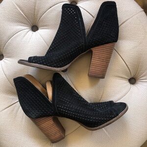 Lucky Brand Larise Bootie perforated black suede size 9